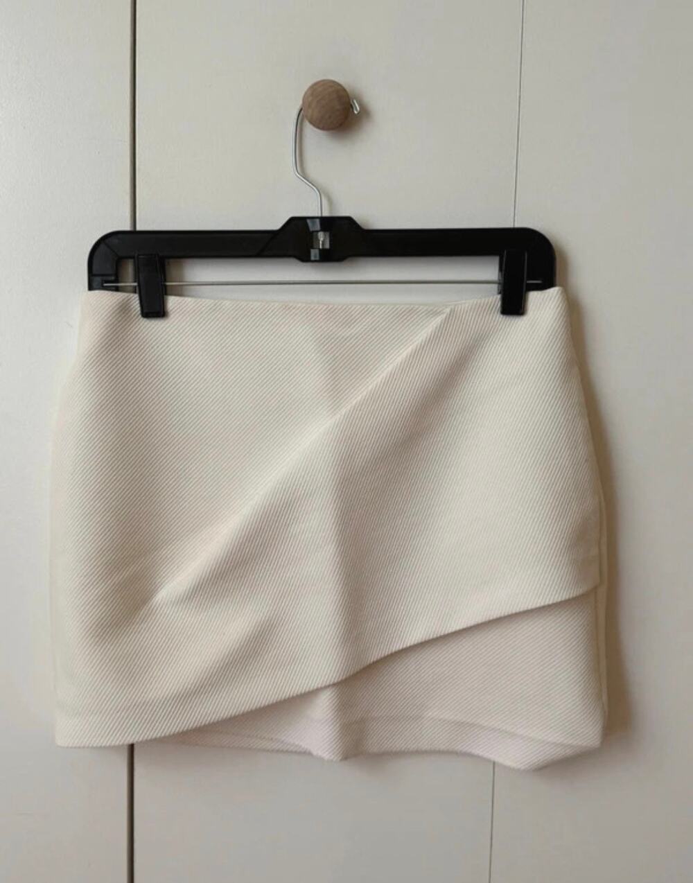 ZARA Off-White Textured Asymmetrical Origami
Wrap Skirt - Size S